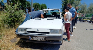 Devrilen otomobildeki 1 kişi yaralandı