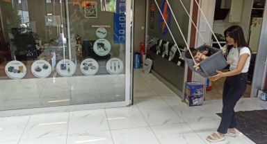 Elektrikçi dükkanına kadın eli değdi: Hem araba tamir ediyor hem de bebek büyütüyor
