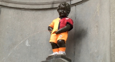 Galatasaray'ın 5 yıldızlı forması 406 yıllık Manneken Pis heykeline giydirildi