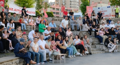 Giresun’da “90’lar Aile Konseri” ile Duygusal ve Neşeli Anlar Bir Arada Yaşandı