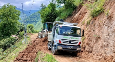 Giresun’da Heyelanla Mücadelede Örnek Müdahale: Güvenli Ulaşım İçin Giresun İl Özel İdaresi Teyakkuzda