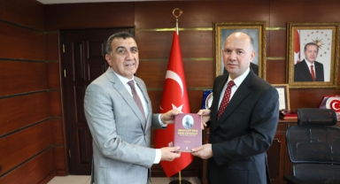 Giresun'un Kahramanlık Tarihi, 1640 Belgeyle Kitaplaştırıldı ve Giresun Valisi Serdengeçti'ye Takdim Edildi