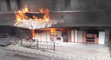 Gümüşhane’de iş merkezinde çıkan yangın paniğe neden oldu