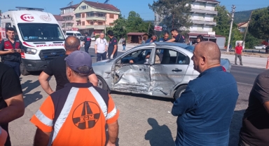 Hafif ticari araç ile otomobilin çarpıştığı kazada 4 kişi yaralandı