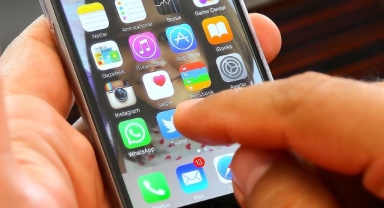 Hastaneye kaldırılırken bile telefonu elinden bırakmadı