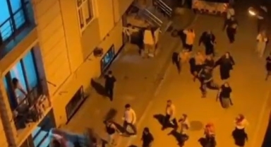 İki aile arasında laf atma tartışması kavgaya dönüştü: O anlar cep telefonu kamerasında