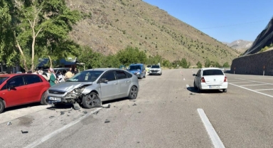 İki otomobil çarpıştı: 1 yaralı