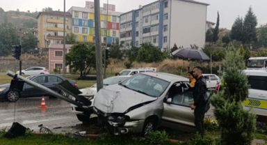 İki otomobilin çarpıştığı kazada 3 kişi yaralandı
