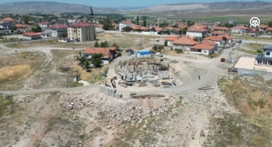 İmece usulüyle yapılan caminin inşaatına kadınlar da briket taşıyor
