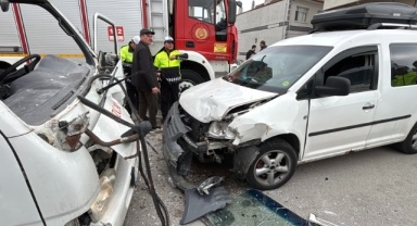 Kafa kafaya çarpışan kamyonet ile hafif ticari araçtaki 3 kişi yaralandı