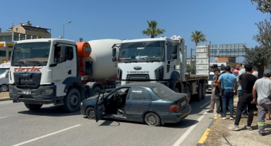 Kamyonun otomobili metrelerce sürüklediği anlar kamerada