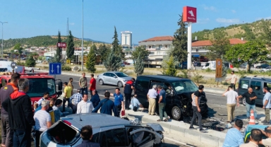 Karşı şeride savrulan otomobilin camlı vanla çarpıştığı kazada 7 kişi yaralandı