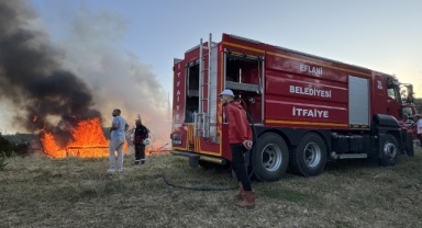 Kastamonu'da çıkan yangında 3 samanlık, garaj ve odunluk kullanılmaz hale geldi