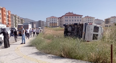 Minibüs devrildi: 4 kişi yaralandı
