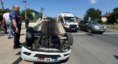 Önündeki araca çarptıktan sonra devrilen otomobildeki 2 kişi yaralandı