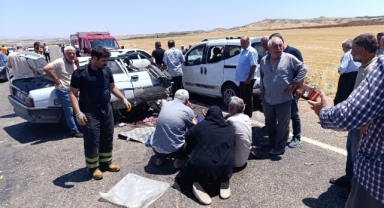 Otomobil ile hafif ticari araç çarpıştı: 4 ölü, 1 yaralı