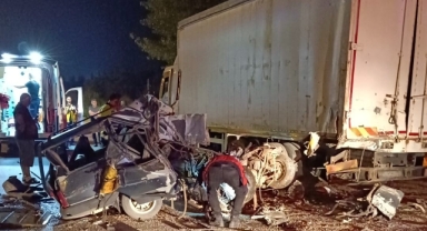 Otomobil park halindeki kamyona çarptı:1 ölü