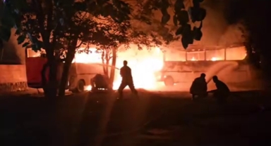 Park halindeki 2 midibüs alevlere teslim oldu