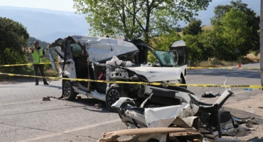 Park halindeki kamyona çarpan araçtaki 2 kişi öldü, 3 kişi yaralandı
