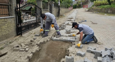 Piraziz Belediyesi Hız Kesmiyor: Maden Mahallesi Yalı Sokak’ta Parke Onarımı Başladı