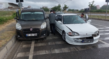 Samsun'da hafif ticari araç otomobil ile çarpıştı: 1 yaralı