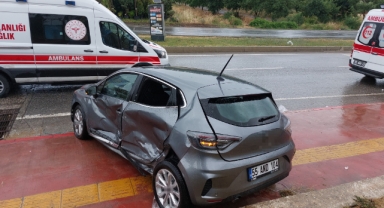 Samsun'da hafif ticari araç otomobile yandan çarptı: 3 yaralı