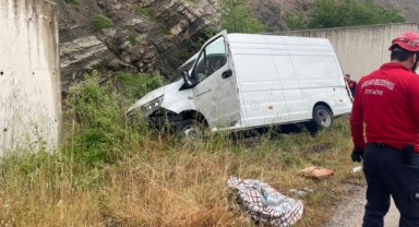 Şarampole devrilen minibüsteki 2 kişi yaralandı