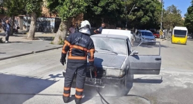 Seyir halindeki otomobil alev aldı