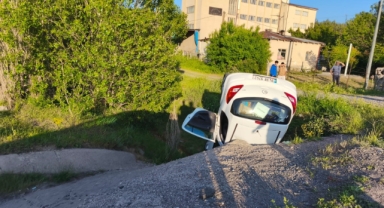 Su kanalına yuvarlanan otomobildeki 3 kişi yaralandı