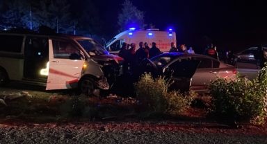 Ters yöne giren minibüs otomobille çarpıştı: Feci kazada 1 kişi hayatını kaybetti, 8 kişi yaralandı   