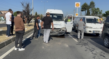 Tır ve 2 servis minibüsünün karıştığı kazada 6 işçi yaralandı