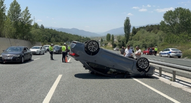 Tırın dorsesine çarpan otomobil takla attı: 5 yaralı