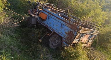 Uçurumdan aşağı düşen patpatta 3 kişi yaralandı