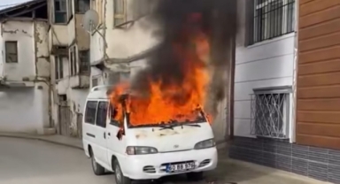 Yanan minibüs alev topuna döndü