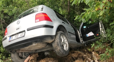 Yoldan savrulan otomobil ağaça çarparak durabildi