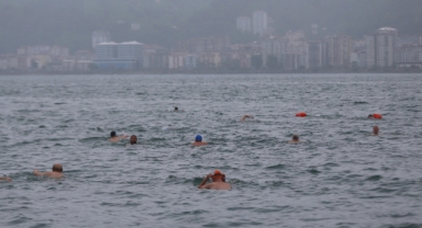 15 Temmuz şehitleri anısına Karadeniz'de kulaç attılar