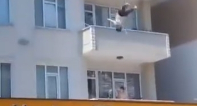 4. kattan atladı, sundurmanın üzerine düşerek yaralandı