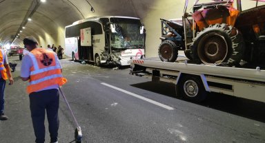 Amasya'da tünelde yolcu otobüsüyle traktör çarpıştı: 1 yaralı