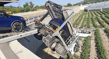 Araç taşıyan tır ile kamyonet çarpıştı, sürücüler yaralandı