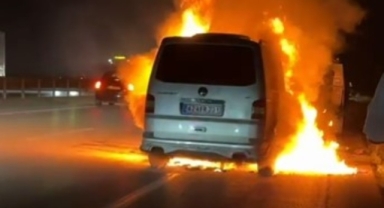 Arızalanan minibüs alevlere teslim oldu