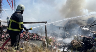 Atık malzemeler alev aldı, dumanı gökyüzünü kapladı