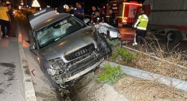 Aydınlatma direğine çarpan otomobil alev aldı: 2 yaralı