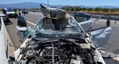Bariyere çarpan otomobilin tavanı koptu: 4 kişi yaralandı
