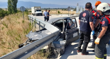 Bariyerlere saplanıp hurdaya dönen araç sürücüsü yaralandı