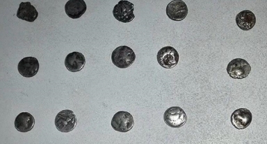 Bir araçta tarihi eser niteliğinde 26 sikke bulundu
