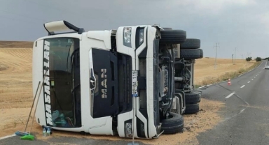 Buğday yüklü kamyon devrildi: 1 yaralı