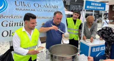 Bulancak Ülkü Ocakları'ndan Aşure İkramı