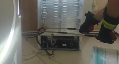 Buzdolabı motoruna giren yılanı itfaiye çıkardı   