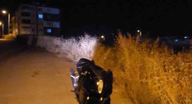 Çaldıkları motosikleti boş araziye atıp kaçtılar