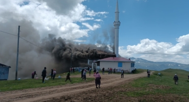 Camide çıkan yangın paniğe neden oldu